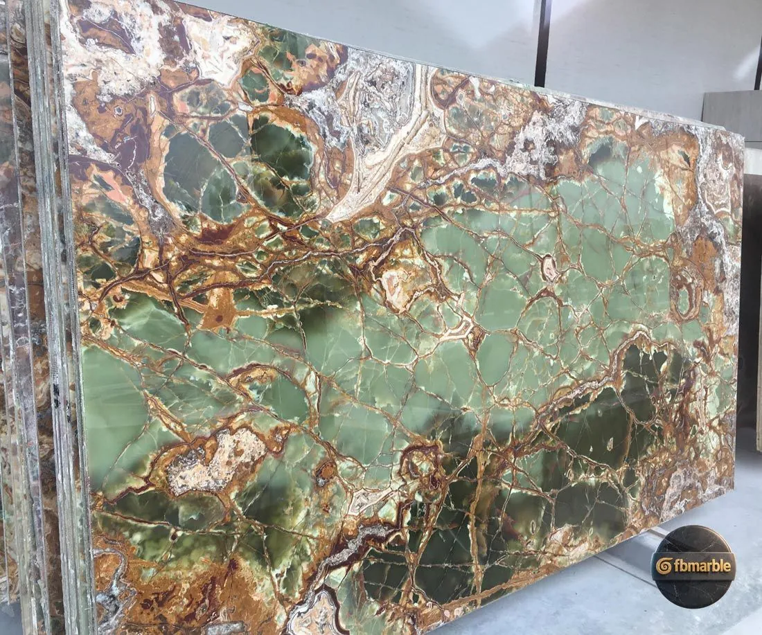 Pakistan Green Onyx photo 3 – Pakistan's signature emerald-green banded onyx