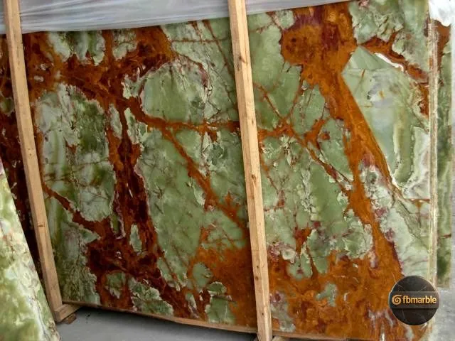 Pakistan Green Onyx photo 4 – Pakistan's signature emerald-green banded onyx