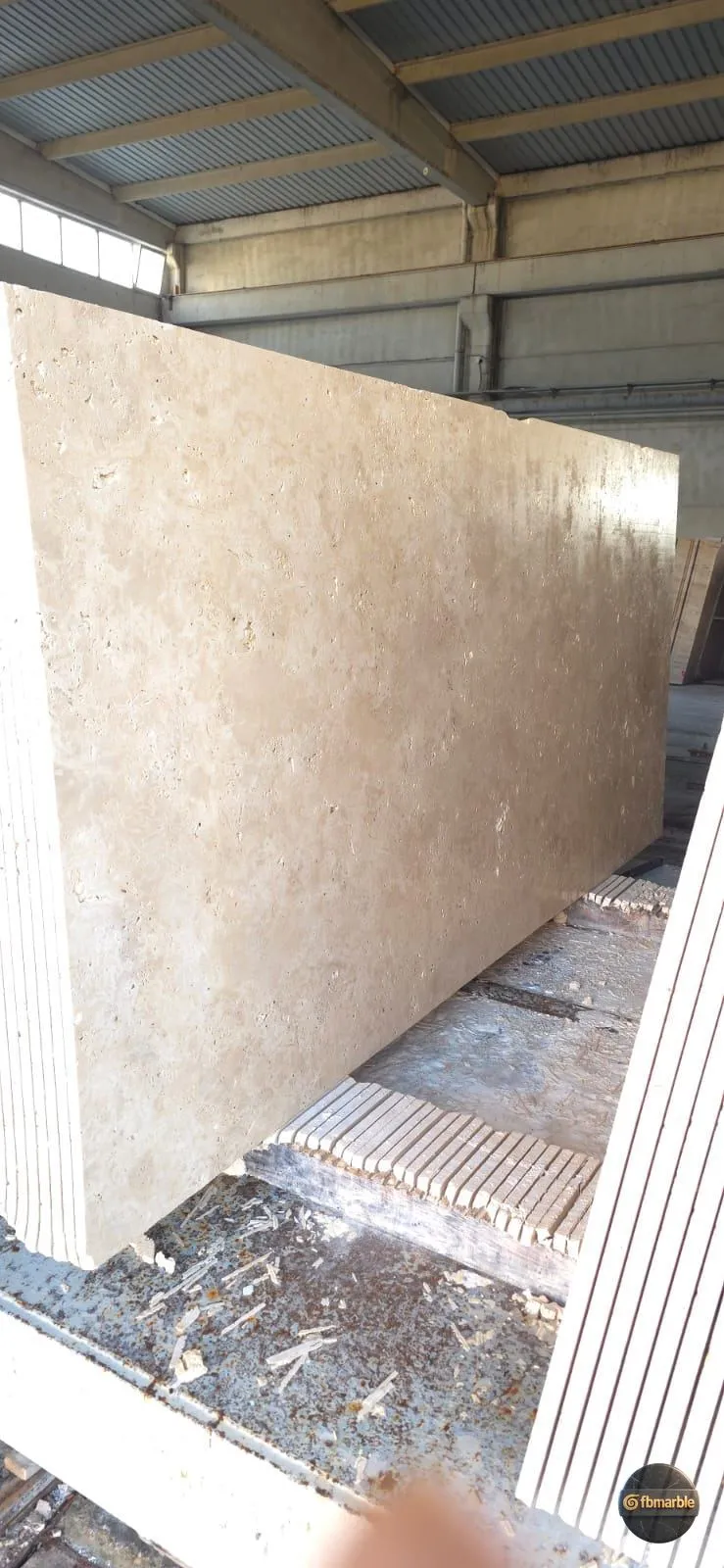 Cross Cut Travertine photo 7 – cross-cut travertine with cloudy fleuri pattern