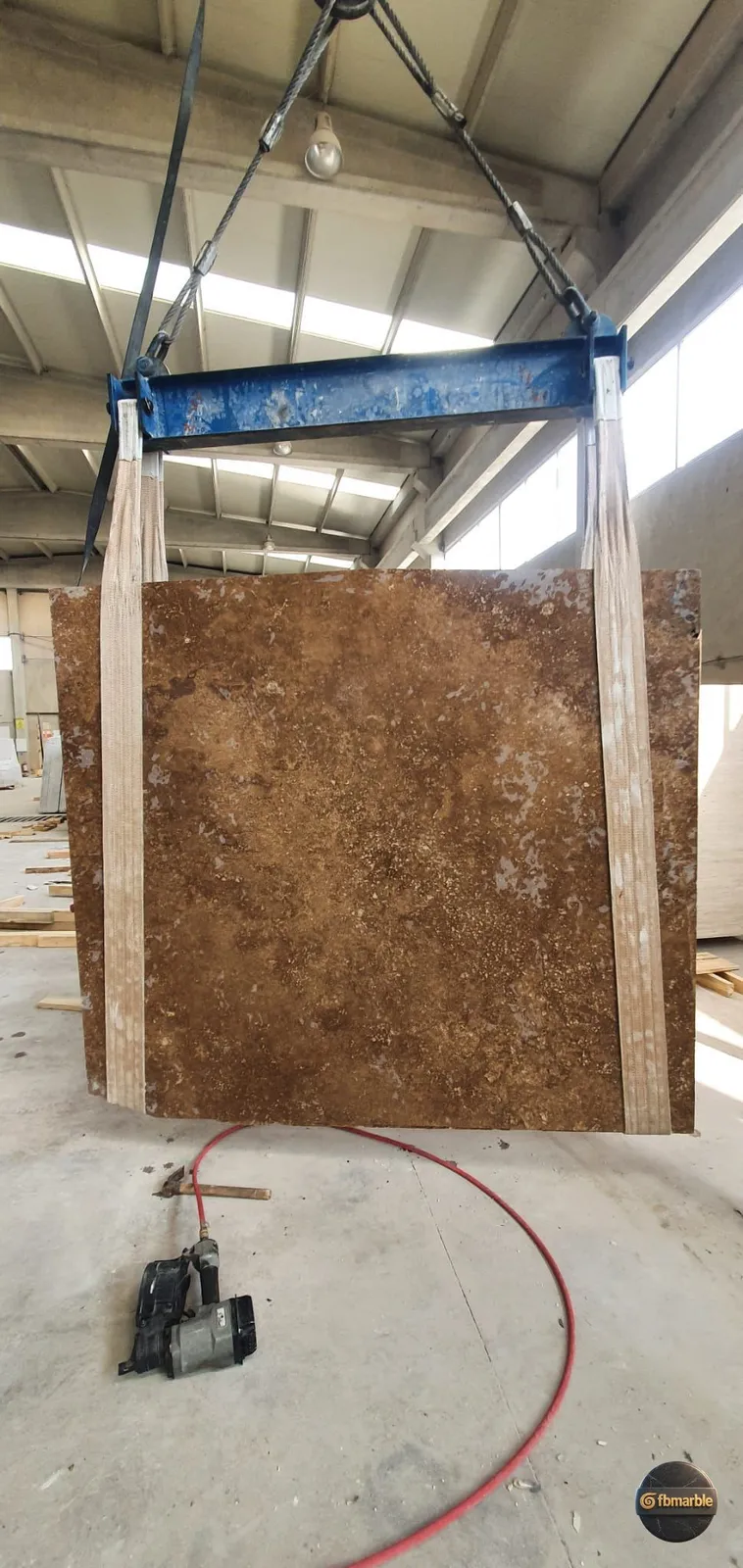 Noce Travertine photo 2 – Noce walnut-brown cross-cut travertine