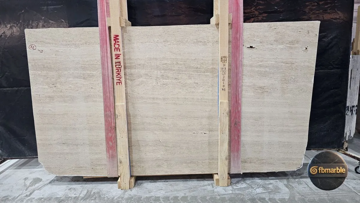 Vein Cut Travertine photo 4 – Turkish vein-cut travertine with straight linear grain